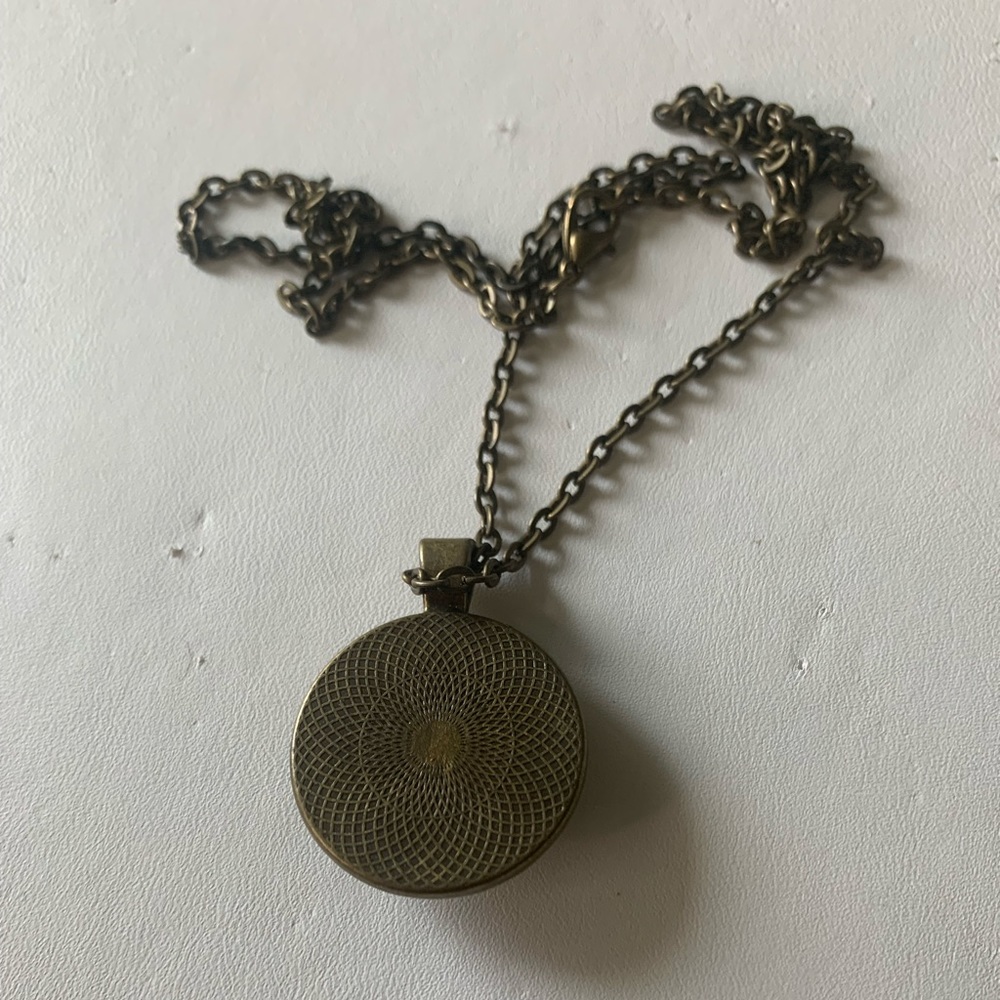 Necklace Poe View 3